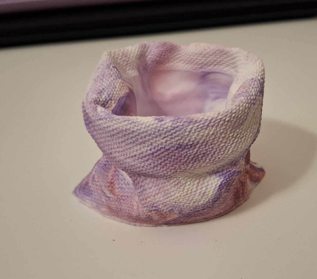 Pot sac de farine en résine violet marbré, vue de face