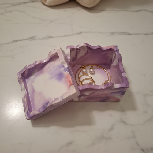 Boîte carré zigzag en éco-résine violette marbrée – ouverte avec bijoux